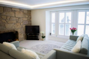 Bright 1 Bedroom City Centre home with Historic Twist